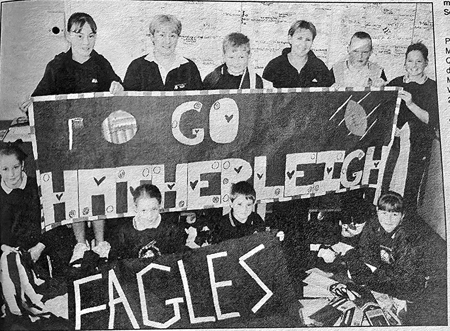 Millicent North Primary School students with a hand-made 'Go Hatherleigh Eagles' banner, September 2002