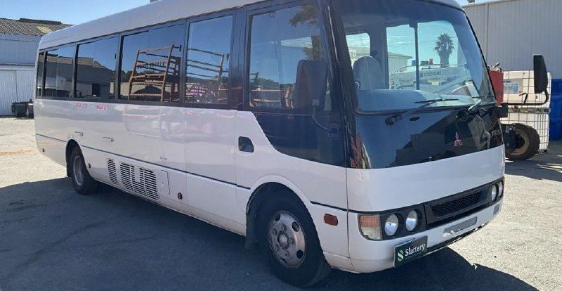 The bus before it came to Hatherleigh — front three-quarter view