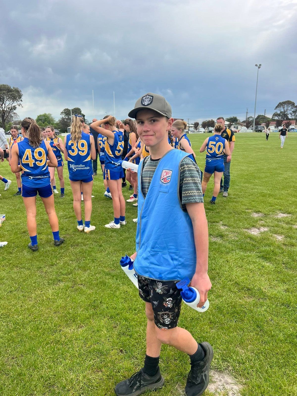 The water runner in his LCWFL vest with the Hatherleigh girls behind