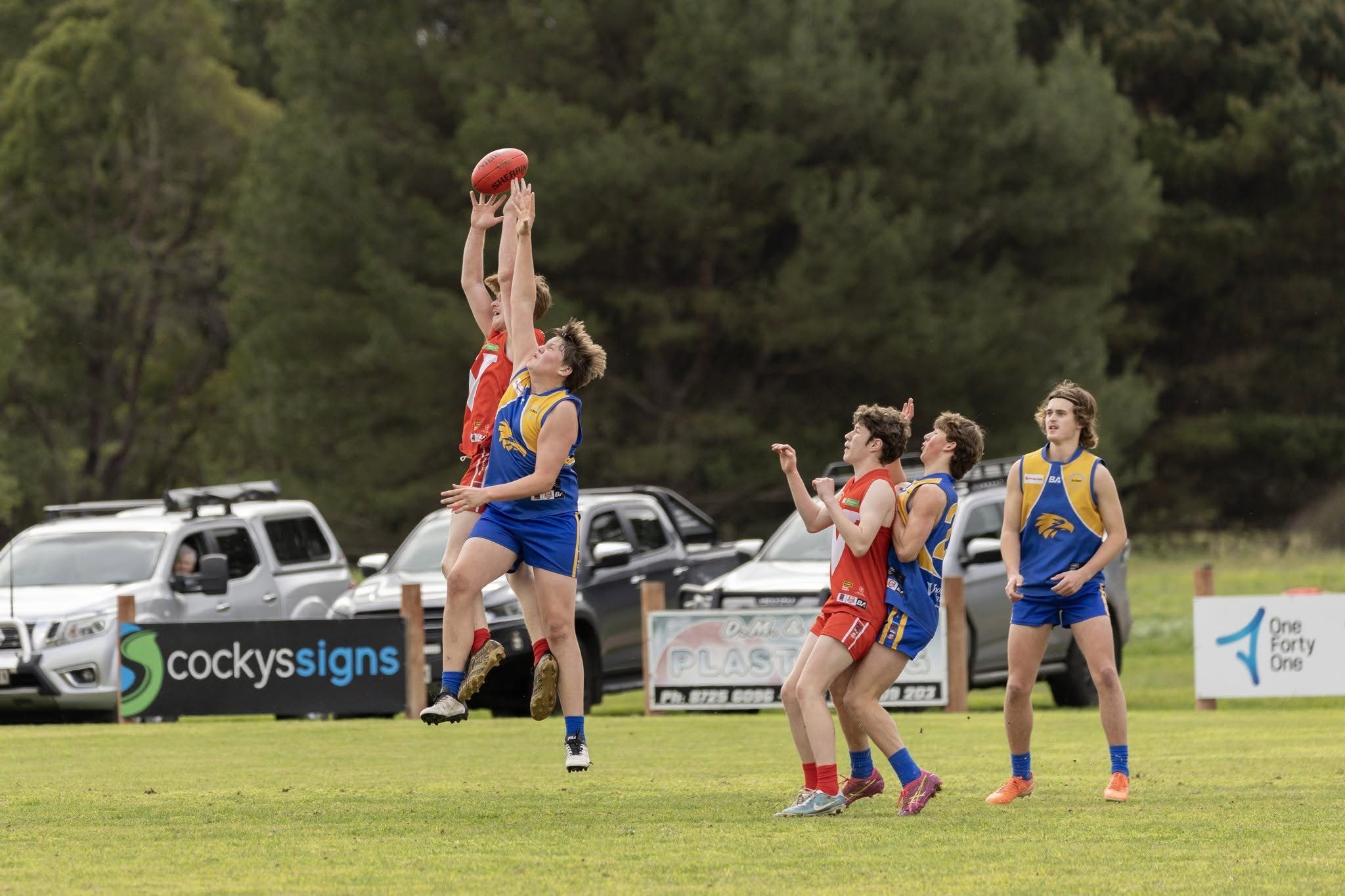 Hatherleigh and Tantanoola Senior Colts players contest a mark