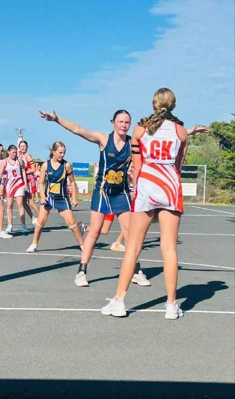 Hatherleigh U15 goal shooter calls for the ball against her goal keeper