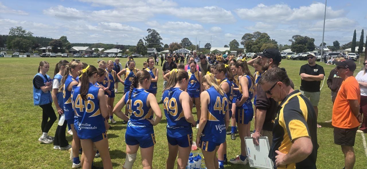Hatherleigh U16 Girls gather around the coaches and whiteboard at a break